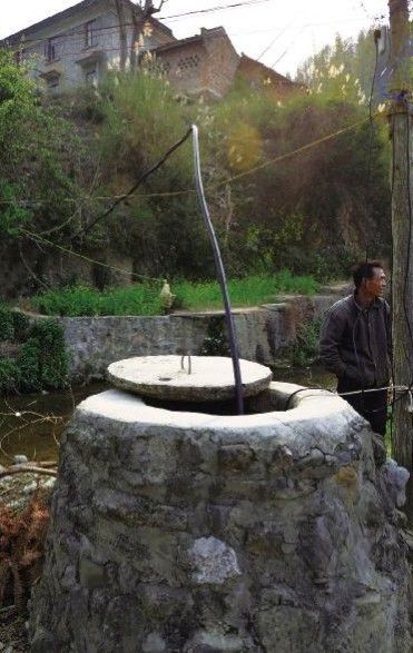 作为幼儿园的水源之一,这口水井无任何防护措施孙兵摄
